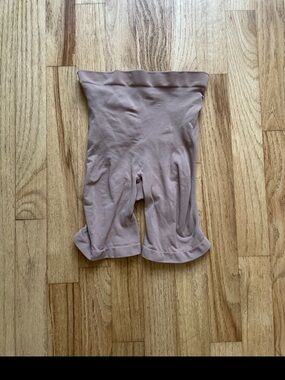 Skims Seamless sculpt mid thigh short NWOT